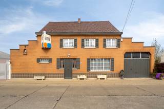 Rustig gelegen in het landelijke Waanrode bevindt zich dit karaktervolle landhuis met achterhuis en stallen, op een ruim perceel van maar liefst...