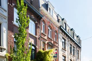 <p><strong>Karaktervolle stadswoning op een toplocatie in Borgerhout!</strong></p>
<p><strong>Droom jij van een woning die je volledig naar eigen hand kunt zetten? In een van de meest charmante straten van Borgerhout vind je dit pand met een overvloed aan potentieel. Achter de karaktervolle gevel schuilt een zee aan ruimte, wachtend op een creatieve visie.</strong><br /><br />Een rustige woonstraat met prachtige gevels, maar met de dynamiek van de stad om de hoek. op wandelafstand van het Krugerplein en het Rivierenhof. Winkels, hippe hotspots en invalswegen liggen op een steenworp afstand.</p>
<p><span><strong>INDELING:</strong></span><br />Binnenin biedt het pand een overvloed aan ruimte dankzij de indeling met een ruim gelijkvloers en koer, drie volwaardige verdiepingen, twee tussenverdiepingen en een praktische kelder. Deze royale structuur, aangevuld met een buitenruimte, vormt het ideale blanco canvas voor een totaalrenovatie. <br /><br />Na de werken kan hier een prachtige gezinswoning ontstaan met een comfortabele indeling, waar lichtrijke leefruimtes, meerdere slaapkamers en verschillende badkamers centraal staan. Of u nu droomt van een riante gezinswoning of een unieke stadswoning met een ruim thuiskantoor; de veelzijdige indeling leent zich moeiteloos voor talloze architecturale mogelijkheden, volledig afgestemd op uw eigen smaak en behoeften.<br /><br /><span><strong>BIJZONDERHEDEN</strong></span><br />* Te renoveren woning met enorm veel potentieel<br />* Gelegen op centrale en goede locatie<br />* <span>Reeds uitgevoerde werken</span>: <br />* Gelijkvloers is vloerverwarming geplaatst maar nog niet aangesloten.<br />* vernieuwing achterste dak en achtergevel geïsoleerd met hedendaagse afwerking<br />* Elektriciteit groten deels vernieuwd<br />* Dak in goede staat en geïsoleerd.<br />* dubbele beglazing in hoogwaardige aluminium frames - muren geïsoleerd<br />* EPC-label E kan verbeterd worden door het plaatsen van een verwarmingsinstallatie</p>