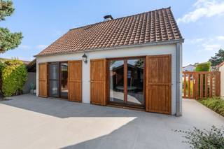 <strong>Bredene: Vakantiewoning te koop nabij de zee!</strong><br /><br />Bent u op zoek naar een zorgeloos tweede verblijf (geen domicilie mogelijk) aan de Belgische kust of een interessante investering? Dan is dit charmante vissershuis precies wat u zoekt.<br /><br />Gelegen in het Reynaertpark, een kleinschalig vakantiepark te Bredene geniet u hier van een rustige en groene omgeving, vlakbij het strand, de duinen en de zee. Daarenboven bevinden ook winkels, horeca en openbaar vervoer zich op korte afstand.<br /><br /><strong>Indeling</strong>: inkomhal, badkamer met douche, wastafelmeubel en toilet, 1e slaapkamer bevindt zich op het gelijkvloers, de 2e slaapkamer op het verdiep, woonkamer met aansluitend een open keuken en een aparte berging<br /><br />Daarbovenop beschikt de woning over een nieuw aangelegde zuid gericht terras en tuin met een kwalitatief tuinhuis. De tuin grenst aan een stuk onbebouwd land, waardoor u dagelijks kunt genieten van extra privacy. Plus een privé autostaanplaats is inbegrepen in de prijs.<br /><br /><strong>Troeven</strong>
<ul><li>Op wandelafstand van het strand </li><li>Zuidgerichte tuin + privacy</li><li>Autostaanplaats</li></ul>
Meer informatie? Contacteer Ilse op het nummer 0456 96 04 61