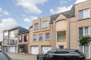 Voor meer info en foto’s, surf naar www.swevers.be – Op een uitstekende locatie aan de Oude Kuringerbaan 12 bus 2 in Hasselt bevindt zich dit volledig gerenoveerde appartement met twee slaapkamers. Het appartement ligt op de eerste verdieping van een residentie uit 1999 en beschikt over een bewoonbare oppervlakte van 76 m². Dankzij de grondige renovatie in 2026 is het volledig instapklaar, met nieuwe vloeren, een moderne keuken met toestellen, een vernieuwde badkamer en toilet en frisse schilderwerken. De lichtrijke leefruimte van 30,48 m² biedt voldoende plaats voor een gezellige zit- en eethoek en sluit aan op de open keuken van 5,67 m². Vanuit de leefruimte bereik je het overdekte balkon. Verder zijn er twee slaapkamers van 11,70 m² en 9,16 m², een badkamer met inloopdouche en dubbele lavabo, een apart toilet en een praktische berging. Het overdekte balkon vormt een aangename extra buitenruimte. Ook op vlak van comfort scoort dit appartement uitstekend. Het is energiezuinig, beschikt over conforme elektriciteit en is asbestveilig. Bovendien zijn een lift, videofoon, parlofoon en raamdecoratie aanwezig. De rustige ligging op amper 500 meter van het centrum van Hasselt is een grote troef. Winkels, restaurants, scholen en openbaar vervoer bevinden zich op korte afstand. Ook de snelwegen zijn vlot bereikbaar. Een ideale keuze voor wie op zoek is naar een modern, instapklaar appartement met twee slaapkamers op wandelafstand van het stadscentrum. Voor meer informatie, bel 011 255 155. Bron bewoonbare oppervlakte: EPC – verslag.