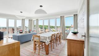 In het hart van Duinbergen, op een absolute topligging op slechts 100 meter van het strand, bieden wij u ditunieke hoekappartement aan, gelegen op de...