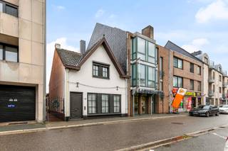 <p>In de dorpskern van Neeroeteren gelegen halfvrijstaande woning met 2 slaapkamers. Deze woning met bouwjaar 1947 is voorzien van centrale verwarming op stookolie met radiatoren en gedeeltelijk houten, gedeeltelijk pvc ramen met dubbele beglazing, waarvan nog één raam voorzien is van enkele beglazing. Daarnaast beschikt de woning over een gezellige tuin met terras, ruime veranda en een vrijstaande garage die bereikbaar is via de achtergelegen weg. Dankzij haar ligging aan Scholtisplein, pal in de dorpskern van Neeroeteren, liggen scholen, bank, winkels, horeca, enz. binnen handbereik.<br /><br /><span>Dit pand is onderworpen aan de renovatieverplichting van de Vlaamse overheid voor residentiële gebouwen (behoudens bij sloop binnen 5 jaar na de aankoop). Consulteer voor meer informatie de website van het Vlaams Energie- en Klimaatagentschap via https://www.vlaanderen.be/een-huis-of-appartement-kopen/renovatieverplichting-voor-residentiele-gebouwen<br /><br /><br /></span>Indeling:<br /><br />Gelijkvloers: Keuken (± 11 m²) die ingericht is met onder- en bovenkasten, anderhalve spoelbak, elektrische kookplaat en koelkast; woonkamer (± 37,8 m²), wasruimte (± 9,3 m²), veranda (± 30,4 m²) die uitgerust is met bijkeuken; cv-ruimte (± 3,7 m²), hal (± 3,2 m²), badkamer (± 5,8 m²) die ingericht is met een meubel met enkele spoelbak, spiegel, douche en toilet; tuin en vrijstaande garage (± 34,2 m²).<br /><br />1<sup>e</sup> verdieping: Nachthal (± 5,5 m²), toilet (± 1,1 m²) en 2 slaapkamers (± 20,3 m² en ± 14,9 m²).<br /><br />Kelder: 2 voorraadruimtes (± 7 m² en ± 5 m²).</p>