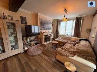 <p><span>ZEER LEUKE WONING MET 3 KAMERS EN TUIN</span></p><p><span>Richtprijs : 275.000 euro</span></p><p><span> </span></p><p><span>Leuke woning met 3 kamers, tuin en ruim terras met een elektrische toegangspoort.</span></p><p><span>Op de gelijkvloerse verdieping is de keuken, berging, ingerichte badkamer, living en inkomhal.</span></p><p><span>Op de eerste verdieping zijn er 2 ruime kamers.</span></p><p><span>Op de tweede verdieping is er een heel grote kamer met een mezzanine.</span></p><p><span>De woning heeft PVC ramen met dubbele beglazing.</span></p><p><span>Momenteel is er een EPC met F label omdat het elektrische verwarmd is.</span></p><p><span>Dit kan met een warmtepomp met een beperkt budget naar een D label gebracht worden.</span></p><p><span>Achter de elektrische poort kan een wagen geplaatst worden.</span></p><p><span> </span></p><p><span>Aarzel niet en bel 0475/51.40.73 voor een afspraak of e-mail <span>sven@svena.be</span></span></p><p><span> </span></p><p><span>Deze gegevens zijn louter informatief en wij kunnen niet aansprakelijk gesteld worden voor eventuele onjuistheden. </span></p><p><span>De bewoonbare oppervlakte is slechts indicatief.</span></p><p><span> </span></p>