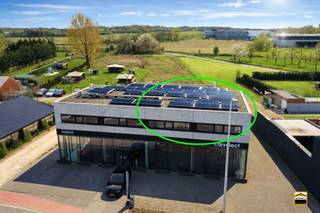 <p><span>Exclusieve, energiezuinige penthouse met panoramisch terras en high-end afwerking</span><span><br /><br />Deze uitzonderlijke penthouse combineert energiezuinig wonen met een verfijnde, hoogwaardige <br />afwerking en een doordachte indeling, en biedt een unieke woonervaring op topniveau.<br /><br />U wordt verwelkomd via een aparte inkomhal met vestiaireruimte, die meteen een gevoel van <br />elegantie en privacy creëert. De ruime eetkamer sluit naadloos aan op de volledig uitgeruste open<br />keuken van Siematic met stijlvol kookeiland een perfecte setting voor zowel dagelijks comfort als <br />culinair genieten. De lichtrijke living met grote raampartijen vormt het hart van de woning en biedt </span></p><p><span>een prachtige connectie met het buitenleven. De ingebouwde gashaard zorgt voor extra sfeer en </span></p><p><span>warmte, waardoor deze ruimte uitnodigt tot ontspannen. Verder beschikt de penthouse over een <br />ruime, praktische wasberging. De nachthal is opgedeeld in twee afzonderlijke delen, wat zorgt voor <br />extra comfort en privacy:<br /><br />Nachthal 1 geeft toegang tot een volwaardige slaapkamer met ensuite badkamer, uitgerust met een <br />exclusief badkamermeubel van de Italiaanse ontwerper Antonio Lupi.<br />Nachthal 2 leidt naar een apart gastentoilet en een tweede ruime slaapkamer, eveneens voorzien van <br />een ensuite badkamer met hoogwaardige afwerking van Antonio Lupi.</span></p><p><span><br />Alle verlichting van WEVER & DUCRÉ is inbegrepen en versterkt het moderne, luxueuze karakter <br />van de woning. Het royale terras vormt een absolute troef: een deel kan volledig en automatisch <br />overdekt worden dankzij een geavanceerd luifel- en lamellensysteem, waardoor u het hele jaar <br />door optimaal kunt genieten van het buitenleven en het weidse uitzicht.<br /><br /></span></p><p><span>Extra troeven:</span></p><ul><li><span>Energiezuinig (EPC A)</span></li><li><span>10 zonnepanelen (3,6 kW)</span></li><li><span>Conforme elektrische keuring</span></li><li><span>Hoogwaardige materialen en afwerking</span></li><li><span>Doordachte indeling met maximale privacy</span></li></ul><p><span>Deze penthouse is een zeldzame opportuniteit voor wie op zoek is naar luxe, comfort <br />en energiezuinig wonen op een toplocatie.</span></p>