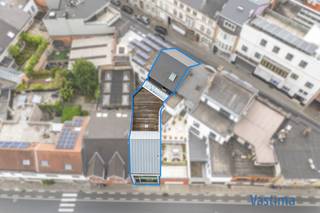 In het bruisende centrum van Aalst, gelegen tussen de Vlaanderenstraat en Gentsestraat, wacht een bijzonder handelspand met woongelegenheid op zijn nieuwe eigenaar — een ideale opportuniteit voor investeerders, zelfstandigen, vrije beroepen of gezinnen die werk en privé willen combineren onder één dak.<br /><br />476 m² bruikbare oppervlakte / Dubbel en driedubbel glas – Alu / Goederenlift / Asbestveilig / CV Aardgas – Polybeton met vloerverwarming / Radiatoren / Parket / Doordacht gebruik van daglicht /  … in 1998 onderging het pand aan zijde Vlaanderenstraat een intensieve renovatie, zijde Gentsestraat werd nieuw gebouwd.<br /><br />Verkoop mogelijk onder verkooprechten of overname van aandelen.<br /><br />Het gelijkvloers is toegankelijk langs beide zijde en  opent zich als een royale winkelruimte van +/- 190 m² met een professionele uitstraling, volledig ingericht en gedeeltelijk onderkelderd — perfect voor stockage of uitbreiding. De eerste verdieping biedt een handige combinatie van bureauruimte, ingerichte keuken en extra bergruimte, wat zorgt voor vlot en efficiënt werken.<br /><br />Op de tweede verdieping, zijde Vlaanderenstraat, kan u een gezellige leefruimte of slaapkamer met eigen badkamer en dressing inrichten (vandaag gebruikt voor bureau- en opslagruimte), terwijl de zolderverdieping plaats biedt aan een extra slaapkamer met een eigen douchemogelijkheid. Meerdere aansluitingen en afvoeren sanitair zijn reeds voorzien, wat de herinrichting bijzonder flexibel maakt.<br /><br />Tevens vind u aan zijde Gentsestraat, op de 2<sup>e</sup> verdieping nog een slaapkamer met douchevoorziening en met toegang tot een ruim en zonnig dakterras van +/- 55 m², dit vormt de ideale plek om te ontspannen.<br /><br />Dankzij de functionele indeling, 2 aparte ingangen en de beschikbare ruimtes, laat dit pand zich bovendien makkelijk omvormen tot een andere bestemming (mits de nodige vergunning), wat het een nog interessantere investering maakt op lange termijn.<br /><br />Mis deze kans niet om te wonen én ondernemen in een pand met potentieel in overvloed. Neem vandaag nog contact op en plan uw bezoek – voor u het weet, maakt u van dit veelzijdige pand uw volgende succesvolle stap!<br /> 