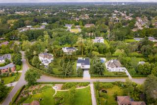 Interesse? Meer informatie op www.SWEVERS.be. - Alliance is een exclusieve hedendaagse villa waar moderne architectuur, hoogwaardige afwerking en optimaal wooncomfort samenkomen. Met een bewoonbare oppervlakte van 456,79 m², vier slaapkamers, een dubbele garage, een ruime kelder, domotica, klimaatregeling, een aangelegde tuin en zwembad biedt deze woning een uitzonderlijke woonbeleving. Gelegen in de prestigieuze Bloemenwijk van Bolderberg maakt Alliance deel uit van een exclusief villapark van slechts vier luxewoningen. De groene, rustige omgeving wordt perfect gecombineerd met een uitstekende bereikbaarheid, waardoor deze villa de ideale keuze is voor wie op zoek is naar exclusief wonen op een absolute toplocatie. Bel ons vandaag nog voor een persoonlijke rondleiding. Wij van Swevers Real Estate helpen je maar al te graag verder. tel. 011 255 155.
