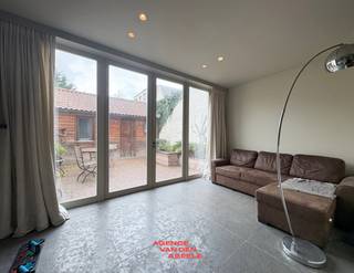 In het hart van de stad, met prachtig uitzicht op de Sint-Salvatorskerk, vind je deze luxueus afgewerkte stadswoning die comfort, stijl en...