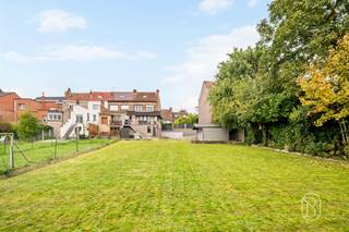 Ontdek deze ruime woning type HOB, ideaal gelegen in een rustige straat in het centrum van Mouscron, vlak bij het park, winkels, scholen en het openbaar vervoer.Deze woning staat op een perceel van 875 m², heeft een bewoonbare oppervlakte van 154 m² en biedt ruime kamers en bijzonder interessante inrichtingsmogelijkheden.Begane grond: een inkomhal die uitkomt op een ruime, lichte woonkamer, een open, volledig ingerichte eikenhouten keuken, een grote aanbouw aan de achterzijde die extra leefruimte biedt, een badkamer met douche en een apart toilet.Eerste verdieping: een overloop die toegang geeft tot drie mooie slaapkamers.Tweede verdieping: zolder die is ingericht als een ruime vierde slaapkamer met ingebouwde opbergruimte op zolder, evenals extra opslagruimte.Kelder: Volledig uitgegraven kelder met een wasruimte, een berging, een wijnkelder en een tweede, onlangs gerenoveerde badkamer met ligbad, douche, wastafel en toilet. Directe toegang tot de twee betegelde garages.Buiten: aan de voorzijde een poort die toegang geeft tot een ruime privéparkeerplaats van ongeveer 200 m². Aan de achterzijde een aangenaam betegeld terras met uitzicht op een omheinde tuin met een uitstekende ligging op het zuidoosten, met een houten chalet.Voorzieningen en pluspunten:• Centrale verwarming op stookolie, met aansluitingen voorzien voor een gasketel.• Gashaard in de woonkamer.• Houten en PVC-kozijnen met dubbele beglazing en luiken.• Houten Velux-ramen met dubbele beglazing.• Inbouwspots.• Zeer goed onderhouden woning.Het aangrenzende terrein, dat momenteel als privéparkeerplaats wordt gebruikt, biedt de mogelijkheid om de bouw van een opbrengstpand te overwegen, mits de nodige stedenbouwkundige vergunningen worden verkregen.Een zeldzame kans die een ruime woning, comfort, buitenruimte en ontwikkelingspotentieel combineert, op een gewilde locatie in Moeskroen.Ontdek deze woning nu meteen!