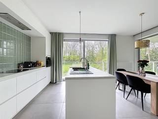 <h1><span>Luxe appartement in een groene oase</span></h1><h1><span> </span></h1><h1><span>Bent u op zoek naar een ruim en stijlvol appartement dat voorzien is van alle hedendaags comfort? Dan is dit een unieke opportuniteit.</span></h1><h1><span> </span></h1><p><span>Gelegen in een prachtige, groene omgeving en op korte afstand van de stad, bevindt zich dit </span><span>instapklaar appartement</span><span> met </span><span>twee slaapkamers</span><span>. </span></p><p><span>Het appartement beschikt over een </span><span>open</span><span>, volledig uitgeruste </span><span>keuken </span><span>die naadloos overgaat in een lichtrijke </span><span>leefruimte</span><span>. </span></p><p><span>Daarnaast zijn er een praktische </span><span>berging</span><span>, een moderne </span><span>badkamer </span><span>met douche en een </span><span>apart toilet</span><span>.</span></p><p><span>Een absolute troef is het uitzonderlijk </span><span>ruim </span><span>en </span><span>zonnige terras </span><span>dat rondom het appartement loopt. </span></p><p><span>Vanuit elke kamer heeft u directe toegang tot dit terras, waar u in alle rust kunt genieten van het groene uitzicht.</span></p><p><span>Het gebouw combineert een aansluiting op het warmtenet van Roeselare met zonnepanelen, wat bijdraagt aan een duurzaam en energiezuinig wooncomfort.</span></p><p><span>Verder zijn een </span><span>ondergrondse staanplaats </span><span>en een extra </span><span>kelderberging </span><span>inbegrepen in de prijs. </span></p><p><span> </span></p><p><span>Op het domein komt u volledig tot rust en geniet u van maximale privacy. </span></p>