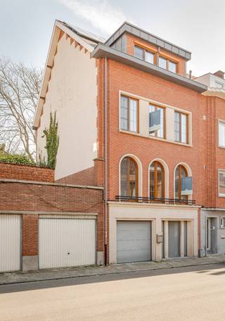 In het meest gegeerde deel van Leuven bevindt zich deze uitzonderlijke, exclusieve herenwoning. Een zeldzame combinatie van grandeur, verfijning en hedendaags wooncomfort. Doorheen de jaren werd de woning met oog voor detail gerenoveerd, waarbij authentieke elementen zorgvuldig werden behouden en aangevuld met kwaliteitsvolle materialen die het high‑end karakter versterken.<br />Met een royale bewoonbare oppervlakte van 287 m² biedt de woning een bijzonder flexibele indeling met zes (slaap)kamers en twee badkamers, ideaal voor wie ruimte, stijl en functionaliteit wil combineren. De leefruimtes ademen licht en elegantie, terwijl het prachtige terras en de stadstuin een oase van rust vormen midden in de stad.<br />Praktisch comfort is gegarandeerd dankzij een inpandige garage én een aparte garagebox, een absolute troef op deze locatie.<br />Deze woning ticks all the boxes: een prestigieuze ligging, high‑end afwerking, authentieke charme, royale volumes en een buitenruimte die zeldzaam is in de stad. Een unieke kans voor wie op zoek is naar een uitzonderlijke woonbeleving in Leuven.<br />Meer info of graag een bezoek ter plaatse? info@covas.be // 016 40 60 20 // www.covas.be