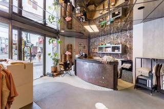 Op een zichtbare hoeklocatie bevindt zich dit aantrekkelijke handelspand, ideaal voor ondernemers die hun zaak op een opvallende plek willen vestigen. Dankzij de hoekligging geniet het pand van maximale visibiliteit en constante passage, zowel te voet als met de wagen.<br /><br />De gelijkvloerse handelsruimte is lichtrijk, met grote raampartijen die zorgen voor een open uitstraling en veel natuurlijke lichtinval. Onder het pand bevindt zich bovendien een ruime kelderverdieping van circa 35 m², perfect bruikbaar als stockageruimte. Bovendien een goede energiescore (EPC B). <br /><br />De ligging is uitstekend: centraal in Deurne, op wandelafstand van winkels, openbaar vervoer, met voldoende parkeermogelijkheden in de buurt. Deze combinatie van zichtbaarheid, bereikbaarheid en bruikbare extra ruimte maakt dit hoekpand bijzonder interessant voor uiteenlopende commerciële activiteiten.<br /><br />Een unieke kans voor wie op zoek is naar een handelspand in Deurne.<br /><br />Interesse? Neem vandaag nog contact op!