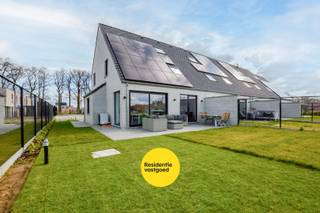 Op zoek naar een instapklare woning waar comfort, stijl en energiezuinigheid samenkomen? Deze moderne parel heeft het allemaal!Bij het binnenkomen...