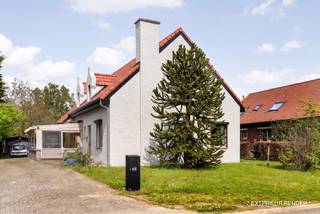 Voor meer info en foto’s, surf naar www.swevers.be– Deze ruime open bebouwing in een rustige straat in Heusden-Zolder biedt een mooie combinatie van...