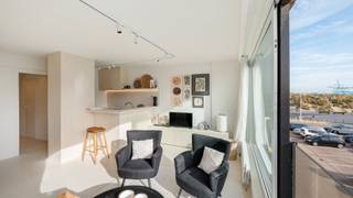 Heerlijk vakantie-appartement aan het strand van Zeebrugge met zicht op de duinen.<br />Het appartement werd volledig gerenoveerd in 2022 met mooie materialen en oog voor detail. De goede ligging op 25 meter van de Zeedijk is een bijzondere troef. <br /><br />Indeling: een brede en lichtrijke leefruimte met een geïntegreerde en volledig ingerichte open keuken, een prachtige badkamer met inloopdouche en 2 mooie slaapkamers waarvan 1 met walk-in dressing. Vanuit de leefruimte geniet u van de opkomende zon die zalig binnenkomt in het appartement. ’s Avonds kunt u genieten van de zonsondergang op het strand. <br /><br />Veel inbouwkasten, kwalitatieve materialen en een uitstekende EPC-score (A label). <br />Een schitterend appartement aan het strand van Zeebrugge. Absoluut een bezoek waard.<br /><br />Tevens zeer goede verhuurmogelijkheden op vakantie - of jaarbasis.<br /><br />Bezoeken gewenst? <br />Contacteer Sacha Vanrafelghem op GSM 0487/43.79.10.