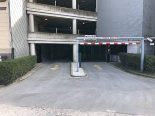 Ontdek nu de perfecte parkeeroplossing in Parking Green C, gelegen in het bruisende Oostende! Deze exclusieve parking (2.3m x 4.83m) biedt u niet alleen de gemoedsrust van een veilige en gemakkelijke parkeerplaats, maar ook tal van voordelen die uw leven een stuk eenvoudiger maken. De parkeerplaats (11.10 m²) is gelegen op de vierde verdieping. Uw voertuig verdient de beste bescherming. De parking is uitgerust met geavanceerde beveiligingsmaatregelen, waaronder camerabewaking en toegangscontrole, zodat u met een gerust hart kunt parkeren.