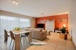 Ontdek dit ruim en lichtrijk appartement met een bewoonbare oppervlakte van ca. 102m², gelegen in een verzorgde residentie. Dankzij de grote raampartijen geniet u hier van een aangename natuurlijke lichtinval en een open woongevoel. Het appartement wordt momenteel verhuurd aan €1.053,27/maand, wat deze eigendom eveneens interessant maakt als investering. Bovendien beschikt het appartement over een gunstige EPC-score B en verkeert het in zeer verzorgde staat.Indeling2de verdieping: inkomhal, ruime woonkamer van ca. 36m² met toegang tot het terras, keuken, twee volwaardige slaapkamers, apart gastentoilet, badkamer uitgerust met zowel een bad, douche als toilet, en een berging.Kelderverdieping: garagebox, bij aan te kopen aan €25.000Karakteristieken- Bewoonbare oppervlakte van ca. 102m²- Ruime woonkamer van ca. 36m² met toegang tot het terras- Energiezuinig, EPC-score B- Momenteel verhuurd aan €1.053,27/maand- Bestuursmaatregelen in het maatregelenregister: neeBent u op zoek naar een ruim appartement met veel lichtinval, een praktische indeling en een interessante huuropbrengst? Dan is deze eigendom zeker een bezoek waard. Contacteer ons vandaag nog voor meer informatie of een bezoek ter plaatse via 02 460 80 46 of info@structura.be