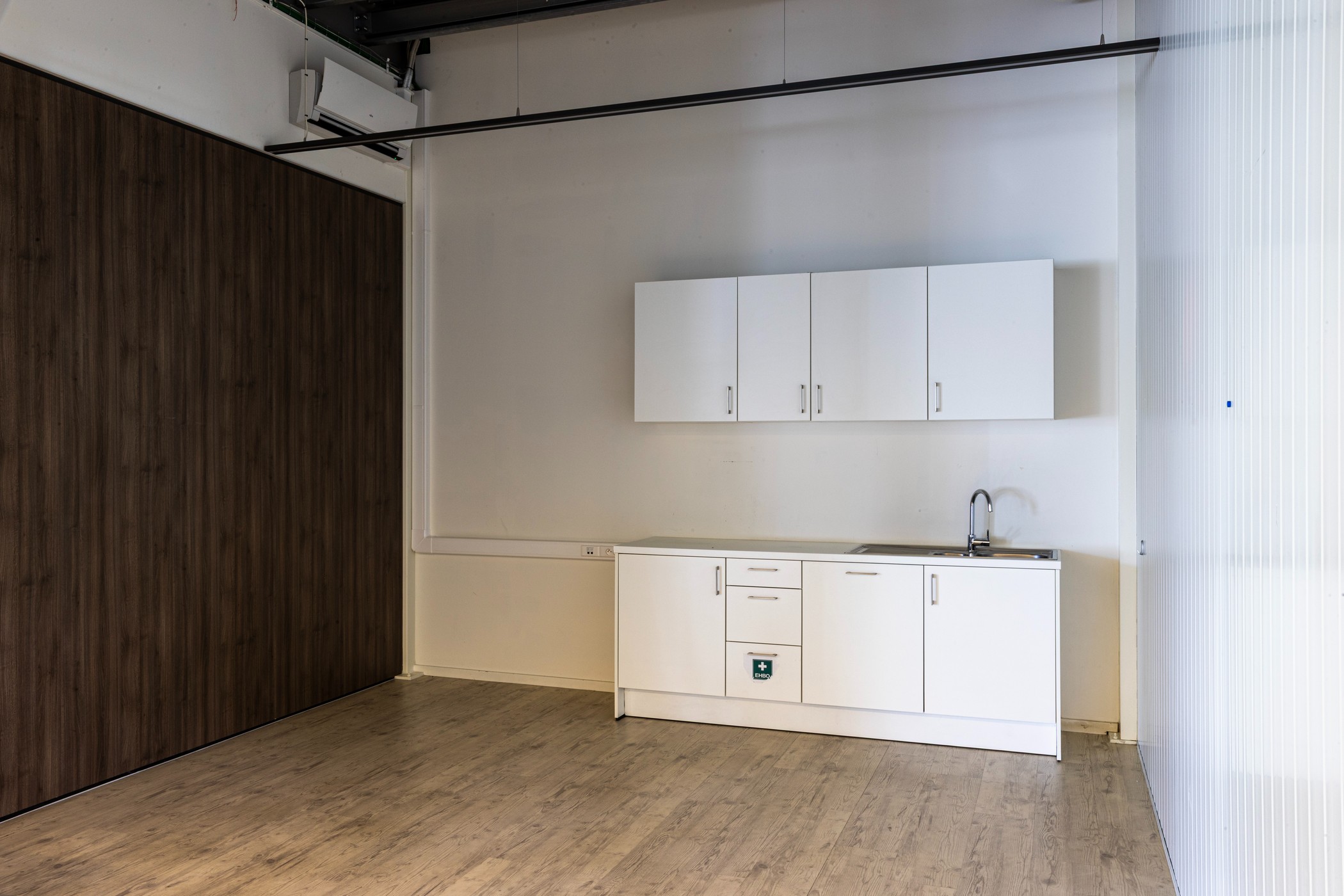 Magazijn met kantoren en laadkade te huur in Harelbeke - foto 5