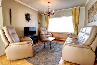 STEVIGE GEZINSWONING NABIJ HET CENTRUM VAN BELLEGEM Weg van de straat komt deze woning aardig opzetten, met heel veel woonpotentieel en heel veel...