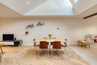 Op een vlot bereikbare ligging in Heule bevindt zich deze volledig en kwalitatief gerenoveerde woning waar comfort, licht en energiezuinigheid centraal staan. Dankzij de grondige renovatie en moderne technieken behaalt de woning een gunstig EPC-label B.De inkomhal geeft toegang tot de lichtrijke leefruimte met grote raampartijen en een lichtstraat. De open indeling sluit naadloos aan op de keuken met zicht op de tuin. Vanuit de leefruimte bereikt u het terras en de zuidgerichte tuin van ca. 250 m², waar u de hele dag door van de zon kan genieten.Op het gelijkvloers bevindt zich ook een badkamer naast het terras, uitgerust met bad, douche, lavabo en toilet.Op de eerste verdieping bevinden zich twee slaapkamers, een gedeelde badkamer en een apart toilet in de gang. De tweede verdieping herbergt de master bedroom met mooi uitzicht op de tuin.De woning werd technisch volledig vernieuwd en voorzien van vloerverwarming, warmtepomp en zonnepanelen. Daarnaast zijn ook de daken vernieuwd, de woning volledig geïsoleerd en alle leidingen vervangen.Verder beschikt de woning over een kelder en een garage met sectionale poort, voorzien van codeklavier en afstandsbediening.Een ideale opportuniteit voor wie op zoek is naar een energiezuinige, instapklare woning met veel licht en een mooie zuidgerichte tuin in het mooie Heule nabij Kortrijk.Bezoekmoment voorzien op 1, 4 en 5 april.De algemene voorwaarden van Dewaele DIY kunt u steeds raadplegen via dewaele.com.