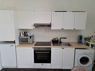 Op zoek naar een investering? <br /><br />In een kleinschalige residentie op een toplocatie bevindt zich dit volledig gerenoveerde appartement. Met een bewoonbare oppervlakte van 82 m² werd deze woning afgewerkt met duurzame en kwalitatieve materialen, wat zorgt voor een moderne en comfortabele woonbeleving.<br /><br /><strong>Momenteel is het appartement verhuurd via het Sociaal Verhuurkantoor (SVK) tot en met 21 augustus 2029. Dit garandeert een stabiele en langdurige huuropbrengst. Bovendien staat het SVK in voor het dagelijks beheer, onderhoud en eventuele herstellingen, volledig conform het Vlaams Woninghuurdecreet – een zorgeloze investering dus.</strong><br /><br />Het appartement beschikt over een gunstige EPC-score van C.<br /><br />Een bijkomende troef is de aanwezigheid van meerdere parkeerplaatsen achteraan het gebouw. Daarnaast geniet het pand van een centrale ligging met vlotte verbindingen en een directe nabijheid van winkels, scholen en openbaar vervoer.<br /><br />Aarzel niet om deze uitzonderlijke investeringskans te ontdekken. Contacteer ons vrijblijvend voor meer informatie of een bezoek. Wij begeleiden u graag met de glimlach in uw zoektocht naar het ideale investerings- of commercieel pand. Tel. 051 62 40 40