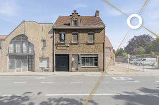Op zoek naar een ruime gezinswoning op een centrale ligging? Deze charmante halfopen bebouwing in het centrum van Diksmuide biedt tal van mogelijkheden en combineert een uitstekende bereikbaarheid met een praktische indeling.<br /><br />Bij het betreden van de woning komt u terecht in een aangename leefruimte met voldoende plaats voor een gezellige zit- en eethoek. Aansluitend bevindt zich de functionele keuken, die rechtstreeks toegang biedt tot de gezellige stadskoer – een ideale plek om te genieten van een kop koffie of een rustige zomeravond.<br /><br />De woning beschikt over maar liefst vier volwaardige slaapkamers, waardoor ze perfect geschikt is voor gezinnen of wie extra ruimte wenst voor een bureau, hobbykamer of logeerkamer. Verder is er een kleine garage, handig voor fietsen, opslag of een compacte wagen.<br /><br />Extra troeven zijn de kelder en de zolder, die zorgen voor bijkomende bergruimte en tal van mogelijkheden bieden.<br /><br />Dankzij de centrale ligging bevinden winkels, scholen, openbaar vervoer en andere voorzieningen zich op wandelafstand. Een ideale woning voor wie comfortabel wil wonen in het bruisende centrum van Diksmuide.<br /><br />Interesse? Contacteer ons vandaag nog voor een bezoek en ontdek zelf het potentieel van deze ruime stadswoning!