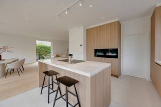 <p><span>Uitzonderlijke hernieuwbouwwoning in het geliefde Molenveld.</span></p><p><span><br />Met een bewoonbare oppervlakte van 270 m² werd deze woning gebouwd volgens de nieuwste normen, met oog voor comfort, ruimte en een hoogwaardige afwerking.</span></p><p><span>Bij het binnenkomen wordt u verwelkomd in een stijlvolle inkomhal met ingemaakte vestiairekasten en een apart gastentoilet. Daarnaast bevindt zich op het gelijkvloers een aparte bureau of slaapkamer, ideaal voor wie nood heeft aan een thuiswerkplek of extra polyvalente ruimte.</span></p><p><span>De ruime leefruimte geniet van veel natuurlijk licht dankzij de grote raampartijen en sluit naadloos aan op de volledig op maat gemaakte open keuken. Deze vormt samen met de living het hart van de woning en combineert design met functionaliteit. Achter de keuken bevindt zich een praktische aparte berging met zij-ingang, wat zorgt voor extra comfort in het dagelijkse leven.</span></p><p><span>Op de eerste verdieping bevinden zich vier ruime slaapkamers, elk voorzien van ingemaakte kasten. Verder zijn er twee grote badkamers, beide uitgerust met een bad, inloopdouche, toilet en dubbele wastafels met spiegels en verlichting.</span></p><p><span>De bovenste verdieping biedt nog tal van mogelijkheden en kan verder ingedeeld worden in extra slaapkamers. De voorzieningen voor een bijkomende badkamer zijn reeds aanwezig.</span></p><p><span>De prachtig aangelegde tuin met sierlijke wandelpaden, groene borders en strak gazon vormt een oase van rust en privacy. Het stijlvolle overdekte tuinkot biedt tal van mogelijkheden als gezellige loungehoek, overdekt terras, fietsenberging of praktische opbergruimte en sluit perfect aan bij de moderne architectuur van de woning. </span></p><p><span>Deze woning combineert ruimte, luxe en functionaliteit op een toplocatie in een rustige en groene villawijk.</span></p><p><span>Bijzonderheden:<br />Topligging in een rustige villawijk </span></p><p><span>EPB in aanvraag</span></p><p><span>Overal vloerverwarming<br />Hoogwaardige en unieke afwerking<br />Maatwerk ingemaakte kasten<br />6 slaapkamers<br />2 badkamers + meerdere toiletten<br />Oprit voor meerdere wagens<br />Elektriciteit is conform</span></p><p><span>Asbestveilig </span></p><p><span>EPB in aanvraag </span></p><p><span>Overvloedige lichtinval </span></p><p><span>Zonnepanelen voorzien</span></p><p><span> </span></p><p><span>Deze vrijstaande hernieuwbouwwoning wordt verkocht onder toepassing van de standaard registratierechten in Vlaanderen en valt niet onder de verkoop met 21% btw. </span></p><p><span> </span></p><p><span>Dit is een uitzonderlijke kans om een prachtige villa te verwerven op een gewilde locatie. </span></p><p><span>Aarzel niet om contact met ons op te nemen voor meer informatie of om een bezichtiging te regelen. Wij kijken ernaar uit om u te verwelkomen en u te helpen bij het realiseren van uw droomwoning!</span></p><p><span> </span></p><p><span> </span></p><p><span> </span></p><p><span> </span></p><p><span> </span></p><p><span> </span></p>