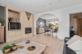 <p><span>Instapklare woning te koop!</span></p><p><span> </span></p><p><span>Indeling: inkomhal, lichtrijke leefruimte, volledig ingerichte keuken, berging, garage. Op de eerste verdieping zijn er 2 slaapkamers en badkamer op de zolderverdieping is er een slaapkamer! Verder is er een leuke stadstuin. </span></p><p><span> </span></p><p><span>Troeven: zonnepanelen en boiler! Gunstig epc! Instapklaar !</span></p><p><span>Voor een bezoek mail naar info@property-vastgoed.be </span></p>