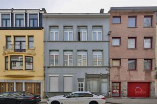 <article><div><div><div><div><div><div><p><strong>Zeer ruime woning met investeringspotentieel!</strong></p><p>Deze meergezinswoning met <strong>meerdere verdiepingen</strong> biedt tal van mogelijkheden voor grote gezinnen, kangoeroe wonen of <strong>investeerders (opdeelbaar in meerdere units)</strong>.</p><p><strong>Gelijkvloers:</strong> inkomhal, ruime leefruimte, keuken met toegang tot de koer, polyvalente kamer en badkamer.<br /><strong>+ Bijna volledig onderkelderd.</strong></p><p><strong>Tussenverdiep:</strong> slaapkamer en bijkomende badkamer.</p><p><strong>1ste verdieping:</strong> lichtrijke living, uitgeruste keuken, master bedroom en extra kamer.</p><p>Tussenverdiep: overdekt terras<br /> </p><p><strong>2de verdieping:</strong> grote leefruimte, slaapkamer en aparte keuken – ideaal als <strong>aparte woonunit</strong>.</p><p><strong>3de verdieping:</strong> 3 zolderkamers en badkamer.</p><p><strong>Ideaal voor investeerders – veel ruimte – flexibel in te delen!</strong></p></div></div></div></div></div></div></article><p> </p><p><span><span><strong>Troeven van de woning</strong></span></span></p><p><span>• Interessante huurinkomsten mogelijk </span><span></span></p><p><span><span>• 6+ slaapkamers mogelijk</span></span><span></span></p><p><span><span>• Verschillende leefruimtes en polyvalente kamers</span></span><span></span></p><p><span><span>• Overdekt terras</span></span><span></span></p><p><span><span>• Bijna volledig onderkelderd</span></span><span></span></p><p><span><span>• PVC ramen met dubbele beglazing (gedeeltelijk)</span></span><span></span></p><p><span><span>• Elektrische rolluiken</span></span></p><p><span></span></p><p><span><span>• Bijkomend gebouw op de koer</span></span><span></span></p><p><span><span>• Vlotte bereikbaarheid via openbaar vervoer en ring </span></span></p><p> </p><p><span><span>Gratis schatting van uw eigendom?</span></span><span><span> Neem gerust contact met ons op.</span></span></p><p><span><span> </span></span></p><p><span><span>Dimitri Thiers</span></span></p><p><span><span><u>Dimitri@home4you.be</u></span></span></p><p><span><span>+32 479 87 63 79</span></span></p><p><span><span>7/7 bereikbaar</span></span></p><p><span><span>BIV 510 880</span></span><span></span></p>