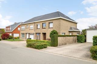 - Rustige ligging in Dadizele-centrum: Millesteenstraat 7- Kloeke halfopen woning op een perceel van 662 m²- Ruime, lichtrijke leefruimte met open...