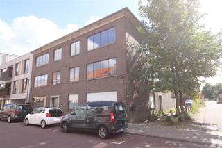 Zeer ruim en licht, instapklaar, gerenoveerd en volledig geschilderd appartement op de 2e verdieping - ca 105 m² - fietsenberging achter het gebouw - autostaanplaats mogelijk (+ 60 euro) - alle ramen worden kortelings vernieuwd! zeer ruime en lichte woonkamer van 41 m² ! - aparte ingerichte eetkeuken (10 m²) met veel lichtinval, met kookplaat, koelkast en oven - 2 ruime slaapkamers (17 m² + 13 m²) en dressing of ruime berging 8 m² - badkamer met ligbad met douchemogelijkheid en badkamermeubel met kast - apart toilet - mooie laminaatvloeren - zuidwestgericht terras met bergkast - zeer gunstig gelegen, in rustige fietsstraat met éénrichtingsverkeer, vlakbij winkels, Grote Markt en de Ring, Stadspark, ziekenhuis, alles op wandelafstand - in kleinschalig gebouw, met slechts 3 appartementen - vrij 1 november