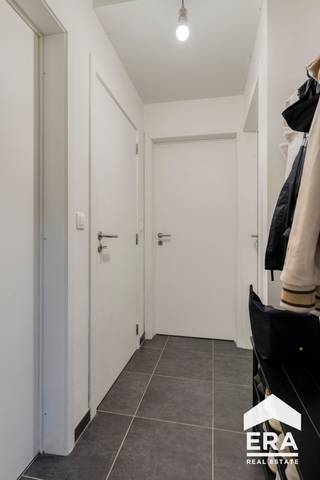 [[ DIT PAND NEEMT DEEL AAN DE ERA OPEN HUIZEN DAG OP 6/12 VAN 9:30 TOT 10:30 ]]
<p>Ontdek dit recent, energiezuinig 1-slaapkamerappartement met zonnige tuin en autostaanplaats. De lichtrijke leefruimte met open, moderne keuken biedt een aangenaam wooncomfort. Teven beschikt het appartement over een private kelderruimte.</p>
<strong>Troeven:</strong>

<ul><li>Recent en energiezuinig</li><li>Kelderruimte</li><li>Autostaanplaats inbegrepen in de prijs</li><li>Gunstige, vlot bereikbare ligging (binnen 10 minuten bij alle faciliteiten)</li><li>E-peil 29 (59 kWh/m²)</li><li>Centrale ligging, nabij winkels, openbaar vervoer en uitvalswegen</li><li>Ventilatietype C</li><li>Lucht-water warmtepomp</li></ul>

<p>Dit appartement is ideaal voor wie op zoek is naar een zorgeloze, duurzame woonoplossing of een waardevaste investering.</p>