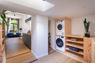 Smaakvol gerenoveerde woning met EPC A<br /><br />Locatie<br />Gelegen op een centrale locatie aan de grens van Borgerhout, vlak bij de vernieuwde Stuivenbergsite, bevindt zich deze volledig gerenoveerde stadswoning. Dankzij de uitstekende bereikbaarheid, talrijke voorzieningen in de directe omgeving en de nabijheid van het stadscentrum geniet u hier van een ideale combinatie tussen comfortabel en stads wonen. Mobiscore: 9,5/10!<br /><br />Beschrijving<br />De woning onderging in 2025 een grondige totaalrenovatie. Daarbij werd bijzondere aandacht besteed aan energiezuinigheid en wooncomfort. Zo werden de muren, vloeren en daken geïsoleerd, werden nieuwe ramen met driedubbele beglazing geplaatst en werd de woning uitgerust met lucht-luchtwarmtepompen die zowel kunnen verwarmen als koelen. Het resultaat mag er dan ook zijn: een uitstekende EPC-score A. Bij het betreden van de woning komt u terecht in de lichtrijke leefruimte die naadloos aansluit op de volledig nieuwe open keuken. Deze werd uitgerust met kwalitatieve toestellen, een centraal keukeneiland en tal van opbergmogelijkheden. Achteraan bevindt zich een praktische wasruimte met maatwerkkasten met aansluitingen voor wasmachine en droogkast. Deze ruimte kan eveneens dienst doen als bureau, leeshoek of extra zithoek. De karaktervolle trap, recent gezandstraald en gevernist. Op de eerste verdieping bevindt zich de stijlvolle, volledig vernieuwde badkamer met inloopdouche en dubbel lavabomeubel, evenals een ruime slaapkamer. De bovenste verdieping wordt ingenomen door de royale master bedroom. Dankzij de hoge plafonds, grote dakramen met zonwering en overvloedige lichtinval geniet deze ruimte van een bijzonder aangename sfeer. Daarnaast is hier ook extra sanitair voorzien met een bad en een lavabomeubel. Kelder ter beschikking. Bewoonbare opp. volgens EPC: 105m².<br /><br />Bijzonderheden<br />- Recente renovatie (2025)<br />- Uitstekend EPC-label A<br />- Conforme elektriciteit<br />- Asbestveilig<br /><br />Verplichte vermeldingen<br />EPC: 69 kWh/m²<br />P-score: C<br />G-score: C<br />Stedenbouwkundige inlichtingen: Gvg, Gvv, Gmo, Wg, Vkr