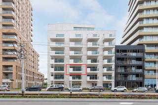 Schitterend afgewerkt 2 slaapkamer appartement met een prachtig ruim terras gelegen op de tweede verdieping in de residentie "Osea". Vanop het terras kunt genieten van een streepje zeezicht tussen de gebouw door. <br /><br />Indeling: <br />- ruime inkomhal voorzien van ingemaakte kasten <br />- gastentoilet<br />- living met aansluitend een ruim terras<br />- open keuken uitgerust met een spoeltafel, keramische kookplaat, vaatwasmachine, frigo, diepvries en combi-oven<br />- grote berging met voorziening aansluiting wasmachine<br />- badkamer voorzien van een dubbel lavabomeubel, bad, douche en handdoekenverwarmer<br />- slaapkamer 1 (8m²) voorzien van ingemaakte kasten met aansluitend een terrasje met zicht op het binnentuin<br />- slaapkamer 2  (11m²) voorzien van ingemaakte kasten<br /><br />Pluspunten: <br />- recent gebouw (2019)<br />- kwalitatieve afwerking <br />- mogelijkheid aankopen staanplaats in het gebouw (40.000,00 euro)<br />- EPC (A-label) <br /><br />Op zoek naar een instapklaar appartement met ruim terras dichtbij zee? Contacteer ons voor een bezoek ter plaatse. <br /><br /><br /><br /><br /><br /><br /><br />Bestuursmaatregelen in het maatregelenregister: in aanvraag