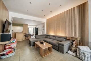 Bent u op zoek naar een woning met uitbreidingsmogelijkheden, een zonnige tuin en een centrale ligging? Dan is deze charmante gezinswoning zeker een bezoek waard.Bij het betreden van de woning geniet u van een aangename en praktische indeling. De leefruimtes vormen de ideale basis voor comfortabel wonen, terwijl de centrale verwarming op aardgas zorgt voor een aangenaam wooncomfort. Bovendien is de woning uitgerust met een alarmsysteem, wat extra veiligheid en gemoedsrust biedt.Op de verdieping bevinden zich twee volwaardige slaapkamers. Via de vaste trap bereikt u de ruime zolder, die perfect kan worden ingericht als een derde slaapkamer, hobbyruimte of thuisbureau. Daarnaast beschikt de woning over een praktische kelder, ideaal als extra bergruimte.Buiten geniet u van een zuidgerichte tuin waar u de hele dag door van de zon kunt genieten. Een ideale plek om te ontspannen, te tuinieren of gezellige momenten door te brengen met familie en vrienden.Dankzij de combinatie van twee slaapkamers, de mogelijkheid tot een derde slaapkamer, een zonnige tuin en een gunstige ligging vormt deze woning een uitstekende keuze voor starters, gezinnen of wie op zoek is naar extra ruimte.Interesse? Contacteer arne@immobeguin.be vandaag nog voor meer informatie of plan uw bezoek in.