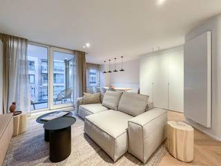 <p>Appartement entièrement rénové avec deux chambres spacieuses, COMPLETEMENT meublé, idéalement situé dans une petite résidence.</p>
<p>Composition : un hall d'entrée avec vestiaire, une cuisine semi-ouverte équipée d'appareils Miele, un salon et une salle à manger avec parquet (point de Hongrie). À l'arrière, deux chambres spacieuses, chacune avec des armoires encastrées et une salle de douche privative. Il y a également des toilettes séparées.</p>
<p>La résidence dispose d'une cave privée et d'un local à vélos.</p>
<p>L'appartement est magnifiquement fini avec des matériaux de haute qualité !</p>