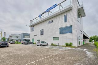 In de Vaartstraat in Genk staat dit bedrijfsgebouw te koop. De ligging aan de Westerring geeft het pand een uitstekende zichtbaarheid. Het gebouw is gelegen op een perceel van 8056m² en werd gebouwd in 3 fases waarvan de laatste fase in 2012. <br /><br />In totaal is er ruim 3000m² aan magazijnruimte met vrije hoogtes variërend van 3.9m tot 9.35m. Het hoge magazijn is voorzien van een luifel van 360m² die buitenopslag toelaat. Daarnaast is er ook 2000m² kantoorruimte voorzien. Het buitenterrein is grotendeels verhard en voorziet in voldoende privatieve parkeergelegenheid. <br /><br />Het pand heeft een topligging in de industriezone Genk-Zuid en is goed ontsloten door de E314 op 6km en de E313 op 7.5km.<br /><br />EPC-NR: X.<br /><br />Voor meer info: 011/39.90.50 of info@jansenrealestate.be
