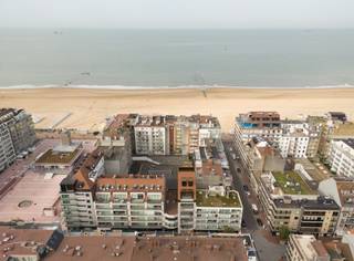 <p>In Knokke mag het altijd net dat tikkeltje meer zijn – en zo ook in Residentie Paul Klee. Het appartement op het eerste verdiep heeft een bruto oppervlakte van 85m² en bevat een terras (5m²) met zicht op de levendige en stijlvolle Kustlaan. De open leefruimtes sluiten naadloos aan op het terras en dankzij de plafondhoge schuiframen profiteer je optimaal van het daglicht en de frisse zeelucht. De kleinschaligheid van het project zorgt ervoor dat je optimaal kan genieten van rust en privacy.  Dit prachtige nieuwbouwappartement wordt afgewerkt met unieke en luxueuze materialen en is een toonbeeld van elegantie en vakmanschap. De verfijnde details, hoogwaardige afwerking en moderne voorzieningen zorgen ervoor dat je in Residentie Paul Klee thuiskomt in een oase van comfort en stijl.</p>
