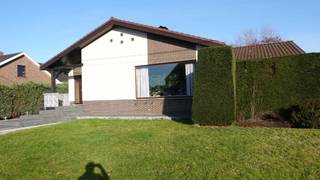 Ruime open bebouwing met 200m² + volledige kelder en prachtige tuin in Spalbeek<br /><br />📍 Spalbeek/Kermt – Rootstraat 50<br />💰 Vraagprijs: €545.000 - lichte marge voor onderhandeling mogelijk<br /><br />✨ Troeven in één oogopslag:<br /><br />✔️ 200 m² bewoonbaar oppervlak<br />✔️ Volledig onderkelderd (200 m² extra ruimte!)<br />✔️ Perceel van 12 are (hoekligging)<br />✔️ Instapklaar en deels gerenoveerd<br />✔️ Prachtige tuin met BBQ-kiosk<br />✔️ EPC C – conforme elektriciteit – asbestvrij<br /><br />🏠 De woning<br /><br />Ruime vrijstaande bungalow (1982) met alle leefruimtes op het gelijkvloers — ideaal voor comfortabel wonen.<br />De woning werd deels vernieuwd tussen 2017 en 2023 en is goed onderhouden.<br /><br />Indeling:<br />Lichtrijke woonkamer met gezellige zithoek<br />Grote, vernieuwde keuken met veel opbergruimte<br />3 slaapkamers (waarvan 1 momenteel bureau)<br />Moderne badkamer met inloopdouche<br />Apart gastentoilet<br /><br />📦 Extra troef: volledige kelder (200 m²)<br />Ideaal als hobbyruimte, opslag, werkplaats of uitbreiding van de leefruimte.<br /><br />🌿 Buitenruimte<br /><br />Zeer verzorgde tuin met:<br />BBQ-kiosk<br />Sfeerverlichting<br />Borrelstenen<br />Terras en extra uitbreidingsmogelijkheden<br />Perfect voor ontspanning en gezellige momenten met familie en vrienden.<br /><br />🚗 Praktisch<br /><br />Losstaande garage + carport<br />Oprit voor meerdere wagens<br />Rustige ligging, vlakbij winkels, scholen en autosnelweg<br /><br />📞 Interesse?<br />Contacteer Mirella Bosch – 0479736055 voor een bezoek.<br /><br />🚫 Makelaars niet gewenst<br /><br />