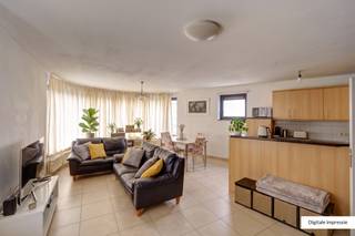 <p>Meer info of een bezoek? Contacteer mij via dimitry@copandi.be of 0493 37 27 43.</p><p></p><p>Dit verzorgde gebouw met lift (2005) ligt op een strategische toplocatie in Antwerpen. Je geniet hier van een uitstekende bereikbaarheid dankzij de nabijheid van de snelweg en het openbaar vervoer, terwijl ook scholen en gezellige hotspots binnen handbereik liggen.</p><p></p><p>Het appartement bevindt zich op de derde verdieping. Dankzij de unieke, speelse architectuur van het gebouw baadt de woning de hele dag in het licht. De ruime leefruimte vormt één mooi geheel met de open, volledig ingerichte keuken en ruimte voor zithoek, eetkamer en bureau. De balans tussen licht en ruimte is hier simpelweg perfect.</p><p></p><p>Aan de achterzijde bevindt zich de comfortabele slaapkamer met aansluitend de badkamer (voorzien van douche, wastafel en toilet). Daarnaast beschikt het appartement over een handige privékelderberging voor extra stockage.</p><p></p><p>Dit charmante hoekpand is de ideale match voor een single of starter die volop van het stadsleven wil genieten, met alles vlakbij de deur!</p>