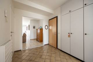 <p>Gelegen in de rustige en residentiële Zeelandstraat in Hoboken, tref je dit verzorgde appartement op de 5de verdieping van een goed onderhouden gebouw. Dankzij de ligging geniet je hier van een aangename combinatie van rust en bereikbaarheid, met winkels, openbaar vervoer en belangrijke invalswegen op korte afstand. Ook groene zones en wandelmogelijkheden bevinden zich in de nabije omgeving.</p><p><br /></p><p>Je betreedt het appartement via een ruime inkomhal met ingemaakte kasten, wat meteen zorgt voor praktische opbergruimte. De lichtrijke leefruimte valt onmiddellijk op door de grote raampartijen, die zorgen voor een aangename lichtinval en een open gevoel. Aansluitend bevindt zich de volledig uitgeruste keuken, voorzien van onder andere een afwasmachine.</p><p><br /></p><p>Verder omvat het appartement twee volwaardige slaapkamers, ideaal voor een koppel, klein gezin of als combinatie wonen/werken. De badkamer is uitgerust met een dubbele lavabo en een ligbad.</p><p><br /></p><p>Extra troeven: Gunstige EPC - inclusief staanplaats</p><p><br /></p>