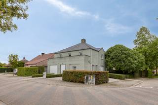 <h3><span>Vrijstaande woning met multifunctionele praktijkruimte op een rustige locatie in Hoogstraten</span></h3>
<p><span>In een groene en residentiële omgeving bevindt zich deze uitstekend onderhouden vrijstaande woning met een bewoonbare oppervlakte van ca. 320 m² op een perceel van 688 m². Naast een aangename woonbeleving geniet u hier van een veelzijdige extra ruimte van 47 m², momenteel ingericht als voormalige dokterspraktijk. Dankzij de afzonderlijke mogelijkheden is deze ruimte geschikt voor een vrij beroep, kantoor aan huis, kangoeroewonen, hobbyruimte of andere invullingen.</span></p>
<h3><span>Indeling</span></h3>
<p><span>Bij het betreden van de woning valt meteen de open en lichtrijke sfeer op. De leefruimte geniet van grote raampartijen die een mooi zicht geven op de tuin en zorgen voor een aangename verbinding tussen binnen en buiten.</span></p>
<p><span>De keuken kijkt uit op het groen en vormt een praktische en gezellige plek voor het dagelijkse gezinsleven. Aansluitend bevinden zich de nodige woon- en bergruimtes die bijdragen aan het comfort van de woning.</span></p>
<p><span>De multifunctionele ruimte van 47 m² bevindt zich op het gelijkvloers en kan eenvoudig aangepast worden aan uiteenlopende woon- of werkbehoeften.</span></p>
<p><span>Op de verdieping bevinden zich drie volwaardige slaapkamers. Elke slaapkamer beschikt over toegang tot een terras, wat zorgt voor extra lichtinval en een aangenaam gevoel van ruimte. Verder is er een verzorgde badkamer aanwezig.</span></p>
<h3><span>Wooncomfort</span></h3>
<p><span>Deze woning werd gebouwd in 1994 en verkeert in zeer goede staat van onderhoud. De combinatie van ruime leefvertrekken, veel natuurlijke lichtinval en een doordachte indeling maakt dit een aangename woning voor gezinnen, zelfstandigen of kandidaat-kopers die wonen en werken willen combineren.</span></p>
<h3><span>Buitenleven</span></h3>
<p><span>De volledig omheinde tuin vormt een rustige en private buitenruimte waar u ongestoord kunt genieten. Dankzij de afwezigheid van inkijk geniet u hier van maximale privacy. Rondom de woning is voldoende ruimte voorzien, terwijl de zes parkeerplaatsen en de inpandige garage zorgen voor een bijzonder praktisch gebruiksgemak.</span></p>
<h3><span>Technische troeven</span></h3>
<ul>
<li><span>EPC-label B</span></li>
<li><span>Goed onderhouden woning</span></li>
<li><span>Bewoonbare oppervlakte ca. 320 m²</span></li>
<li><span>Inpandige garage</span></li>
<li><span>6 parkeerplaatsen</span></li>
<li><span>Multifunctionele ruimte van 47 m²</span></li>
<li><span>Volledig omheinde tuin met veel privacy</span></li>
</ul>
<h3><span>Ligging</span></h3>
<p><span>Heilig Bloedstraat 32 is gelegen in een rustige en groene woonomgeving in Hoogstraten. Winkels, scholen, sportfaciliteiten en openbaar vervoer bevinden zich op wandel- en fietsafstand. Bovendien zijn omliggende gemeenten en de E19 richting Antwerpen en Breda vlot bereikbaar.</span></p>
<p><span>Bent u op zoek naar een ruime vrijstaande woning met een combinatie van comfortabel wonen, privacy en extra mogelijkheden voor een zelfstandige activiteit of kangoeroewonen? Contacteer ons dan voor een bezoek ter plaatse. Domestic makelaars, 014610386</span></p>