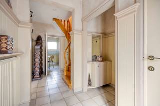 <h2>Karaktervol wonen te Machelen: bel-etagewoning met authentieke elementen en uitbreidingspotentieel</h2><p>Welkom in Machelen. Een rustige, groene en vooral bijzonder strategische uitvalsbasis tussen Brussel, Leuven en Mechelen. Zo beloont een korte wandeling je met winkels en scholen, een fietstocht met het station, en na enkele kilometers tref je zowel de luchthaven als autosnelwegen. Vlot dus op elke bestemming, zonder omwegen.</p><p>Een nieuwe thuis waarbij je vanaf aankomst voelt dat ze met aandacht werd onderhouden. Een verzorgde gevel, details die met vakmanschap werden aangebracht en recente schilderwerken die een frisse uitstraling garanderen. Instapklaar met een authentiek karakter. De voordeur met glaselement leidt het daglicht door de inkomhal, met een apart gastentoilet en vestiaire. Verderop vallen zithoek, eetplaats en keuken samen. Grote glaspartijen aan voor- en achterzijde creëren een open gevoel, waarbij je achteraan uitkijkt op je tuin. Droom je bovendien van een ruime, open leefruimte, kan je de scheidingsmuur eenvoudig verwijderen. Zo ontstaat een mooie, doorlopende woonruimte.</p><p>Boven geniet je van drie slaapkamers, een praktische inbouwkast in de nachthal en een verzorgde badkamer met ligbad. De zolder vormt een bijkomende troef: dankzij de aanwezige centrale verwarming is deze verdieping perfect voorbereid om verder afgewerkt te worden als extra ontspanningsruimte, bureau of suite. En onder, een praktische kelderverdieping met inpandige garage. Comfortabel parkeren én handig stockeren. De betonnen welfsels dragen bovendien bij aan de solide bouwkwaliteit en duurzaamheid.</p><p>Buiten geniet je van een volledig omheinde tuin die onderhoudsvriendelijk werd aangelegd, waarbij het betegelde terras rechtstreeks aansluit op de woning. Jouw tuincocon voor een ochtendkoffie, zomerse barbecue of aperitief onder de avondzon. Kortom, met een gunstig EPC, geen renovatieplicht en een asbestveilig attest, combineert deze woning een solide, zorgeloze basis met karakter, ruimte en toekomstmogelijkheden. Graag zelf bezoeken en beleven? Laat het Jes dan zeker weten.</p><figure><div></div></figure><p></p>