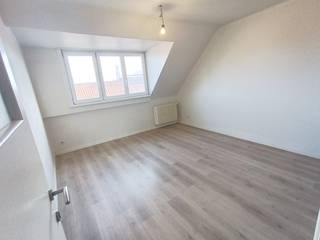 Dit appartement van 63m² is gelegen op de 3e verdieping in een residentie met slechts 4 appartementen nabij 't Zand en heeft een zonnige living...