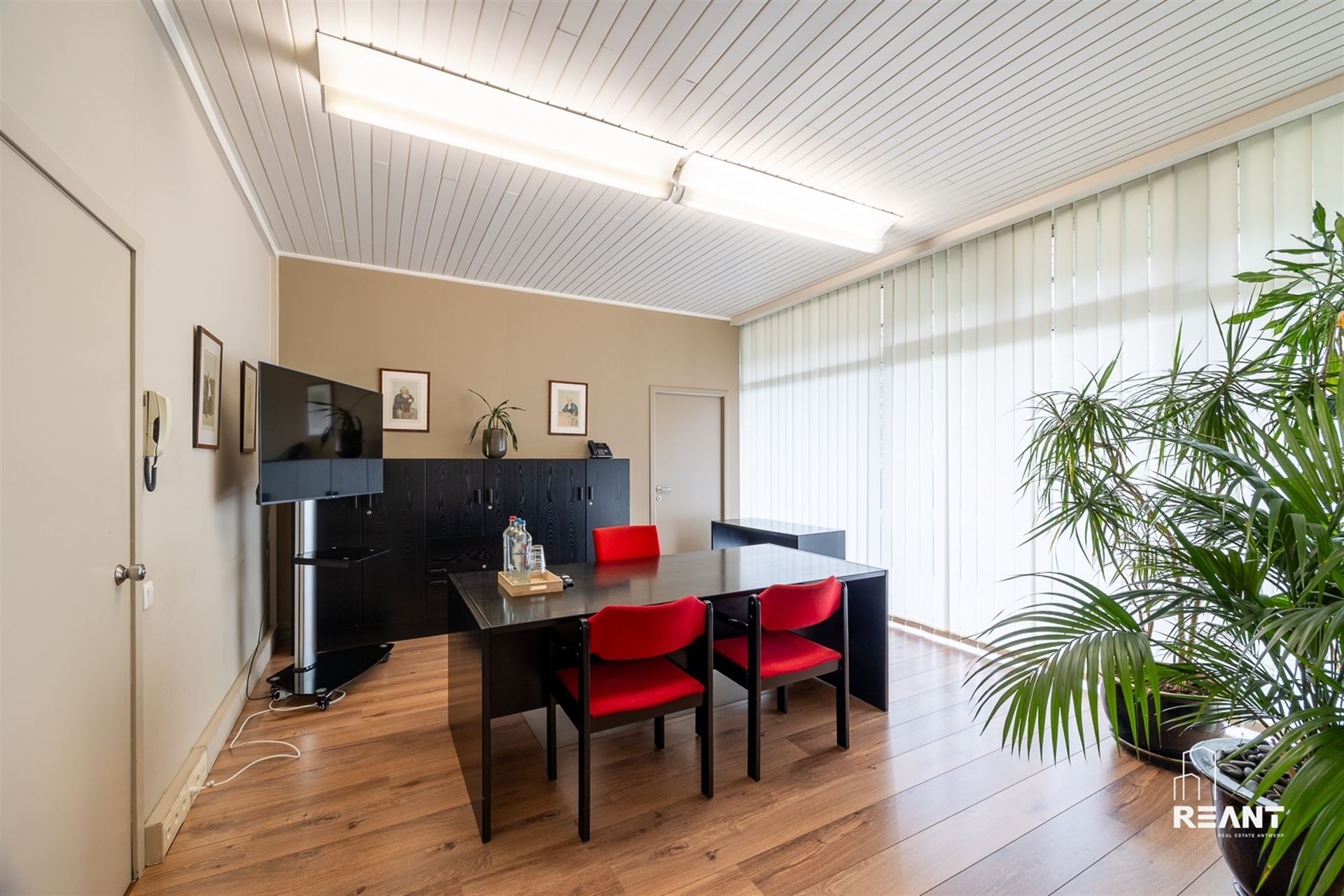 Gelijkvloers kantoor van ca. 220 m² met 8 privatieve buitenstaanplaatsen. - foto 5