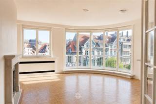 GENT - Koningin Astridlaan: Ben je op zoek naar een lichtrijk appartement te huur nabij Station Gent-Sint-Pieters? Lees dan snel even verder. De...