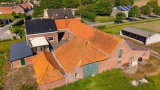 De hoeve is centraal gelegen tussen Kortemark, Ichtegem en Torhout nabij Wijnendalebos.<br />De hoeve bestaat uit woning, schuur en stallen in de vorm van vierkantshoeve en enkele losse stallen.<br />Met aanpalende weide is de hoeve gelegen op een perceel van 1 ha 90 are.<br />Geschikt voor agrarische activiteit of na functiewijziging als mooi verbouwingsproject.<br />