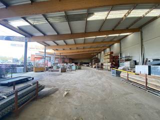 Overdekte buitenopslag van 1.675 m² , gelegen op een verhard terrein van 4.500 m² te huur. De buitenopslag bestaat uit een ruime open zone met...