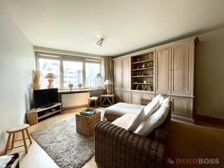 Dit gemeubeld appartement is uitstekend gelegen in het hartje van Gent op het Sint-Michielsplein. Dit op wandelafstand van Graslei en Korenlei, het historische stadscentrum, winkels, restaurants, openbaar vervoer...<br />Dit appartement is luxueus ingericht en voorzien van alle meubels, toestellen en benodigdheden.<br />Bestaande uit inkomhal, gezellige leefruimte met volledig uitgeruste open keuken, berging met aansluiting wasmachine, badkamer met ligbad en achteraan 2 aangename ruime slaapkamers.<br /><br />Onder het gebouw is de St Michielsparking, waar men als bewoner een abonnement kan nemen indien gewenst. Ideaal voor expats. <br /><br />EPC: 217 kWh/m²<br /><br />HUURPRIJS = € 1.350 + € 50 syndic-kosten. <br />EGW exclusief<br /><br />Onmiddellijk beschikbaar. <br /><br />Contacteer ons voor meer informatie of voor een bezoek ter plaatse: verhuur@immoboss.be of 09 233 33 69<br /><br /> 