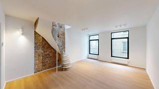 <p>Instapklare, volledig gerenoveerde stadswoning op toplocatie in hartje Antwerpen</p>
<p>Op zoek naar een stijlvolle woning op een uitzonderlijke locatie? Deze volledig gerenoveerde stadswoning (2025) combineert hedendaags wooncomfort met een centrale ligging in het bruisende hart van Antwerpen. Op wandelafstand van de universiteit, winkels, scholen, horecazaken en openbaar vervoer geniet u hier van het beste wat de stad te bieden heeft.</p>
<p>Bij het betreden van de woning komt u terecht in een ruime en lichtrijke leefruimte van ca. 37 m², afgewerkt met een moderne polybetonvloer. De open, volledig ingerichte keuken is voorzien van alle comfort, waaronder een oven, dampkap, vaatwasser, koelkast, diepvriezer en voldoende kastruimte. Aansluitend bevindt zich een gezellig terras van ca. 4,5 m², ideaal om van een rustig moment in de buitenlucht te genieten.</p>
<p>Op de eerste verdieping bevindt zich een zeer ruime slaapkamer van ca. 23 m², een afzonderlijk gastentoilet met handenwasser en een praktische berging met aansluiting voor wasmachine.</p>
<p>De tweede verdieping omvat twee comfortabele slaapkamers van respectievelijk ca. 13 m² en 12 m², evenals een moderne badkamer uitgerust met een douche, wastafelmeubel, hangtoilet en handdoekradiator.</p>
<p>Dankzij de kwalitatieve renovatie, de praktische indeling en de uitstekende ligging is deze woning ideaal voor gezinnen, studentenhuisvesting, co-housing of als investering.</p>
<p>Troeven:</p>
<p>Volledig gerenoveerd in 2025</p>
<p>Centrale ligging in hartje Antwerpen</p>
<p>Op wandelafstand van universiteit, winkels en openbaar vervoer</p>
<p>3 volwaardige slaapkamers</p>
<p>Moderne keuken en badkamer</p>
<p>Gezellig terras</p>
<p>Instapklaar en energiezuinig wooncomfort</p>
<p><br />Een unieke kans voor wie comfortabel wil wonen of investeren op een van de meest gegeerde locaties van Antwerpen.</p>