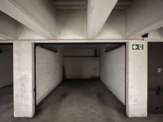 Parking Zoute Palace<br /><br />Uitstekend gelegen garagebox aan het iconische Place m’as-tu vu, vlak achter de Memlinc.<br />Deze gesloten garagebox is vlot toegankelijk gelegen op het niveau -1. Geschikt voor een grote wagen en makkelijk in te rijden omdat de box in het begin van de parking ligt, zie plan.<br />Afmetingen:
<ul>
	<li>2m50 breed</li>
	<li>5m65 diep</li>
	<li>2m hoog</li>
</ul>
<br />Interesse? Vraag gerust uw bezoek aan!<br />Ref. G738